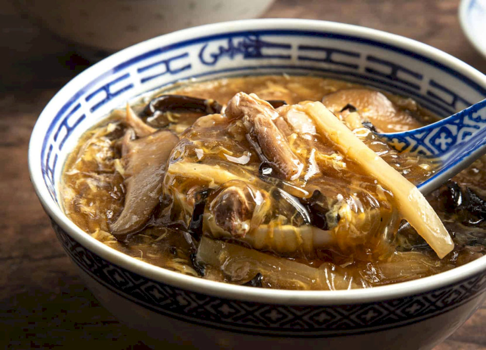 魚翅湯是一道奢華的傳統中國美食，經常在宴會或特殊場合供應